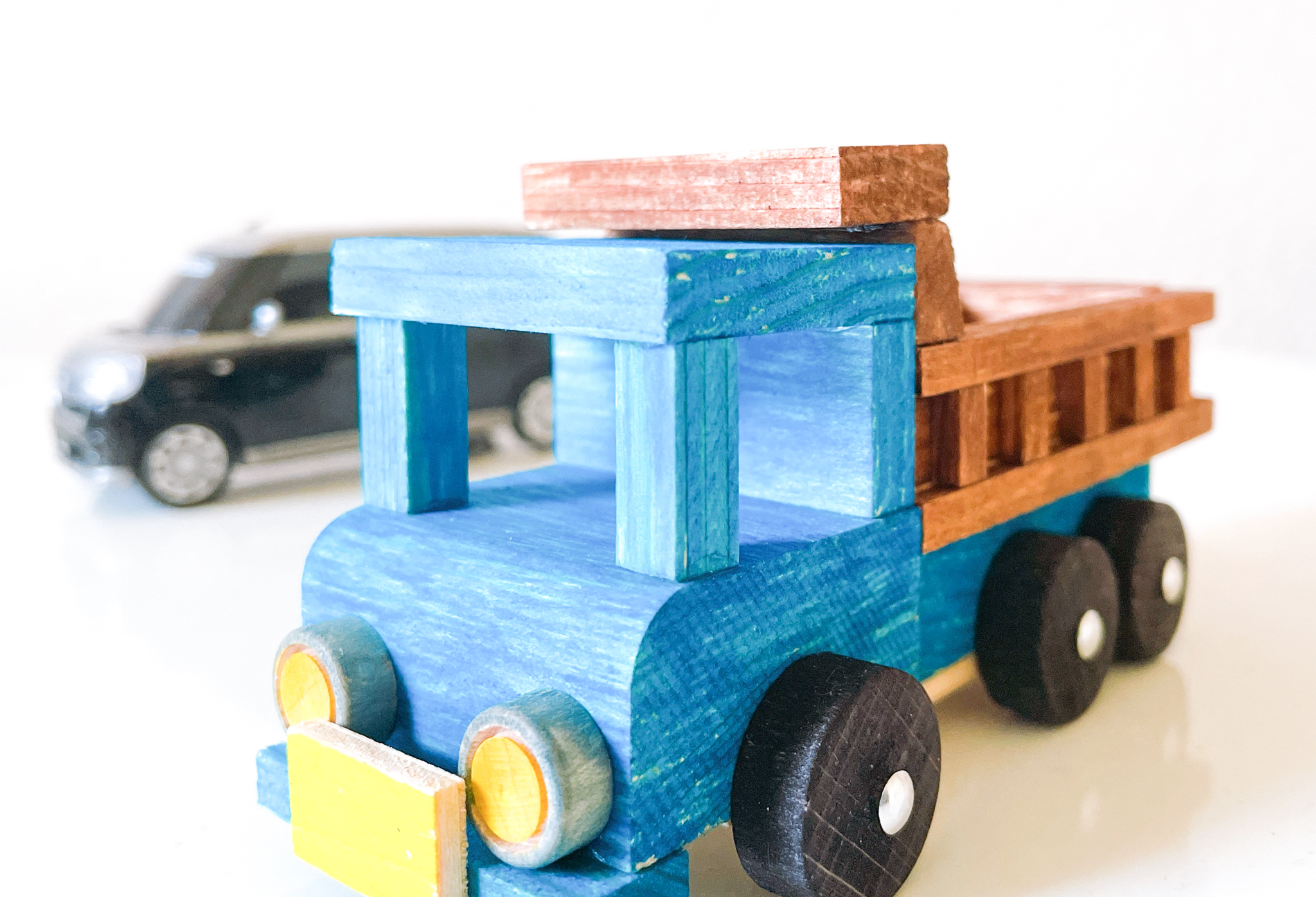 初心者DIY】お子様でも簡単！キットを使って木のダンプカーを作って 